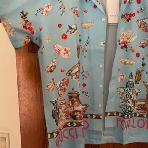 Gucci collared button down unisex dress shirt baby blue with a beauty print